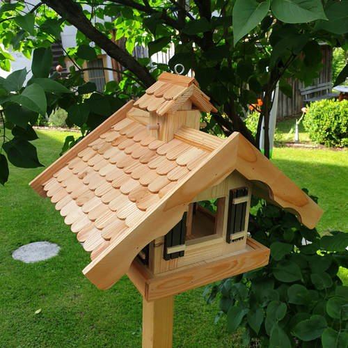 Vogelhaus aus Lärchenholz mit Stand
