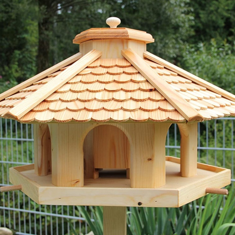 Vogelhaus aus Lärchenholz mit Stand