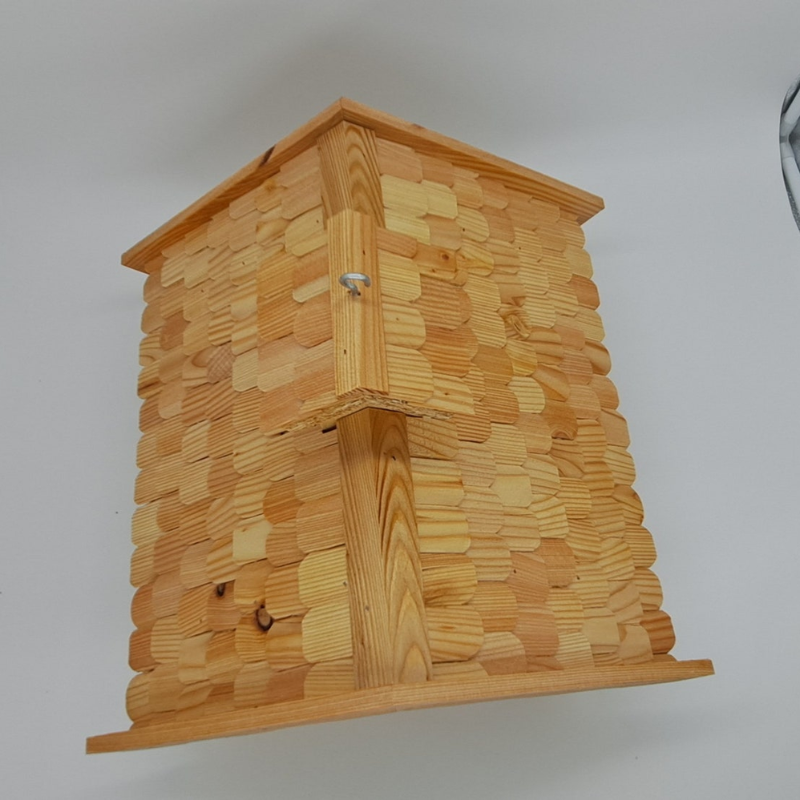 Vogelhaus aus Lärchenholz mit Stand