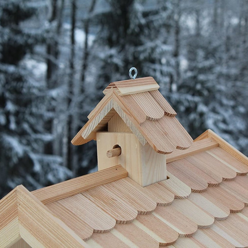 Vogelhaus aus Fichtenholz mit Lärchenholzdach