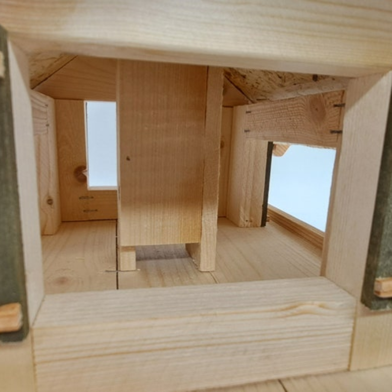 Vogelhaus aus Lärchenholz mit Stand