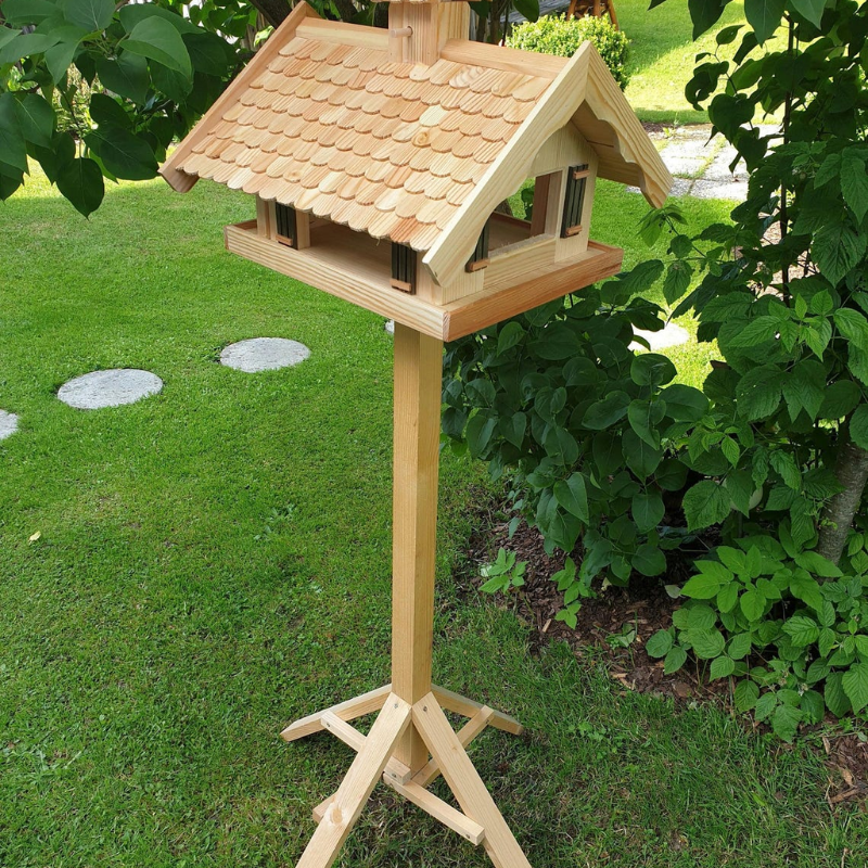 Vogelhaus aus Lärchenholz mit Stand